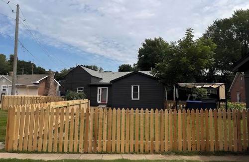 Newburgh House | Charming 2-bedroom pet-friendly duplex in fabulous Newburgh with Hot Tub