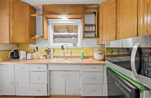 Ontario House | Charming 2-bedroom Pet-Friendly house Ontario FREE RV parking