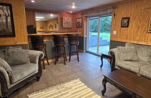 Walhalla Bed & Breakfast | Charming 2-bedroom pet-friendly apartment with large fenced yard, AC, WiFi