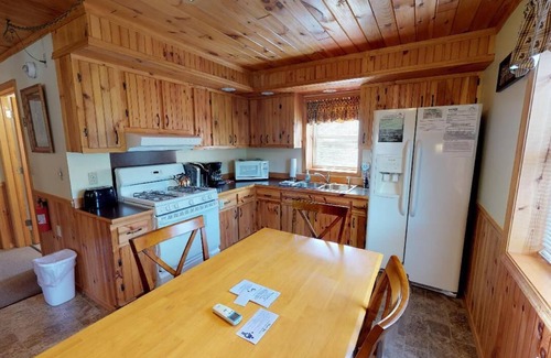 Sabinsville Cabin | Charming 2-bedroom private with AC, WiFi, hot tub, fire pit, pool table, grill