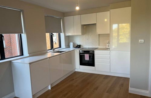 Elmers End Apartment | Charming 2-Bedroom Retreat with Balcony