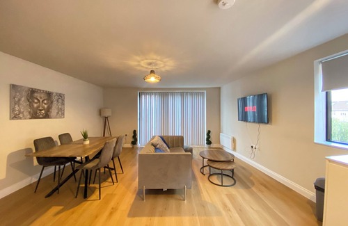 Elmers End Apartment | Charming 2-Bedroom Retreat with Balcony
