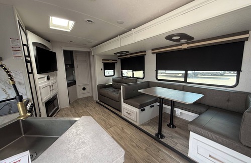 Round Top House | Charming 2-bedroom RV in lovely Round Top with AC sleeps 8