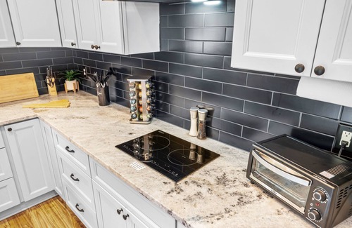Schuyler House | Charming 2-bedroom tiny house with hot tub, fire pit, close to Nelson 151