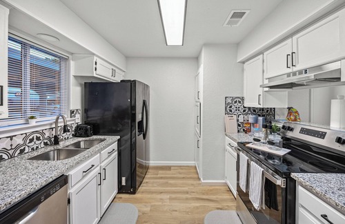 South Arlington House | Charming 2-bedroom townhome with WiFi, AC in welcoming Arlington
