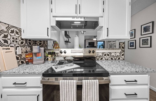 South Arlington House | Charming 2-bedroom townhome with WiFi, AC in welcoming Arlington