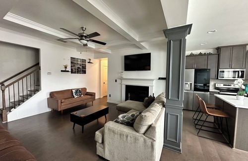 Conyers House | Charming 2-bedroom townhome with office and WiFi in quiet Conyers neighborhood