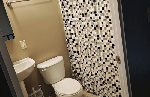Lindenwood House | Charming 2-bedroom townhome in fabulous Normal with WiFi, AC