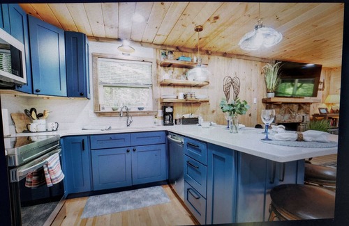 Blairsville Cabin | Charming 2-bedroom cabin with WiFi, AC in enchanting Blairsville
