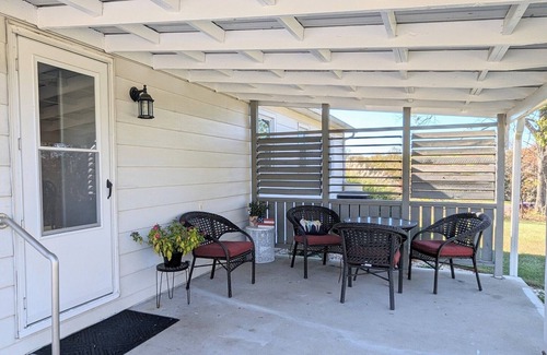 Bloomington House | Charming 2-bedroom house with WiFi, AC in brilliant Bloomington