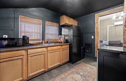 Chattanooga Cottage | Charming 2-bedroom Cottage minutes from downtown Chattanooga, Pet Friendly