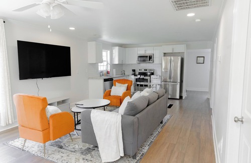 China Grove House | Charming 2-bedroom house with AC and WiFi in enjoyable China Grove