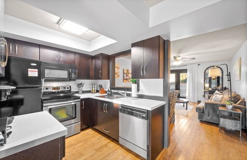 Clarksville Condo | Charming 2-bedroom dog-friendly condo walking distance to Downtown Clarksville.