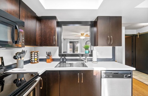 Clarksville Condo | Charming 2-bedroom dog-friendly condo walking distance to Downtown Clarksville.