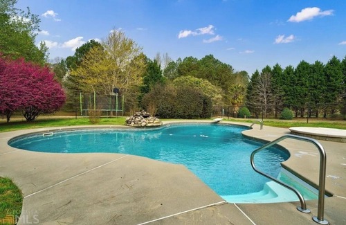 Fayetteville House | Charming 2-bedroom in Fayetteville with heated pool and green egg!