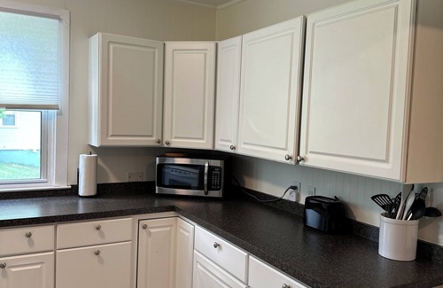 Fayetteville House | Charming 2-bedroom house. Walk to town Quiet neighborhood. 1 mile to NRG bridge!