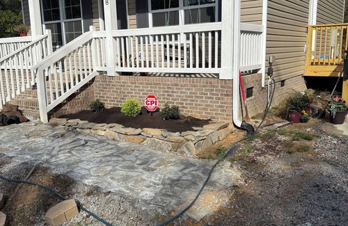 White Oak House | Charming 2-bedroom house in pleasant Great Falls with WiFi, AC