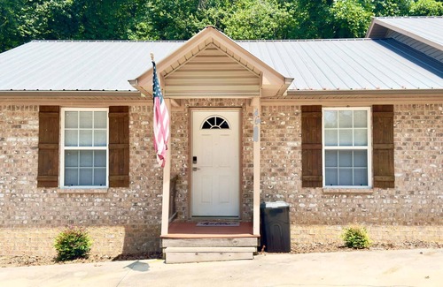 Guntersville House | Charming 2-bedroom townhome in delightful Guntersville with AC, WiFi