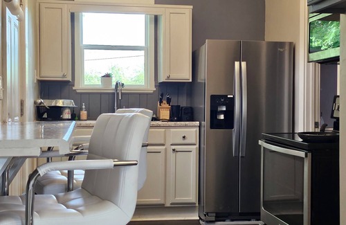 Near Eastside House | Charming 2-bedroom house with AC, WiFi close to Downtown Indianapolis