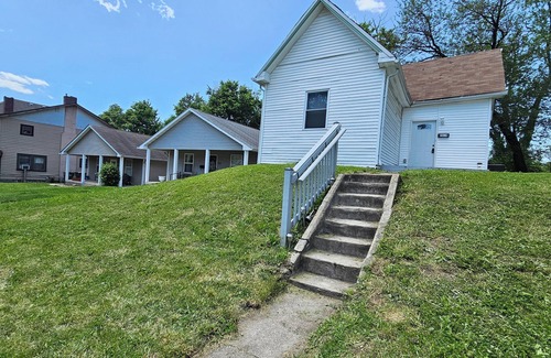 Near Eastside House | Charming 2-bedroom house with AC, WiFi close to Downtown Indianapolis