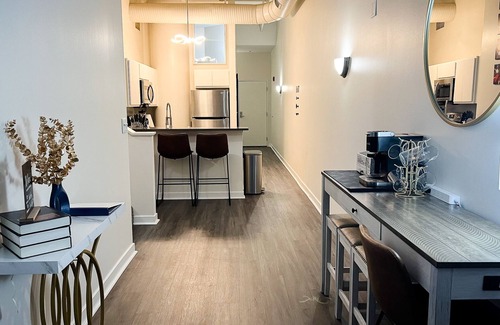 Wholesale District Apartment | Charming 2-bedroom apartment with a Free Parking Space in Downtown Indianapolis