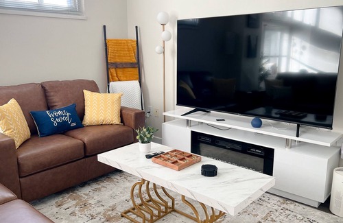 Wholesale District Apartment | Charming 2-bedroom apartment with a Free Parking Space in Downtown Indianapolis
