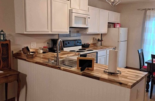 Jacksonville House | Charming 2-bedroom townhome near base and beaches. Shopping and restaurants