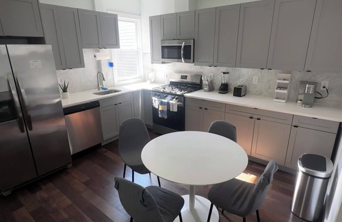 The Heights Apartment | Charming 2-bedroom apartment with WiFi, AC in lovely Jersey City