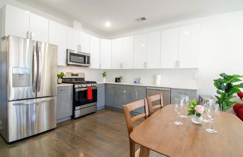 Communipaw Apartment | Charming 2-bedroom apartment with WiFi, AC in terrific Jersey City