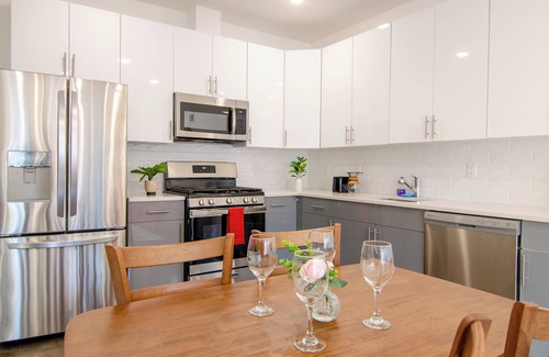 Communipaw Apartment | Charming 2-bedroom apartment with WiFi, AC in terrific Jersey City