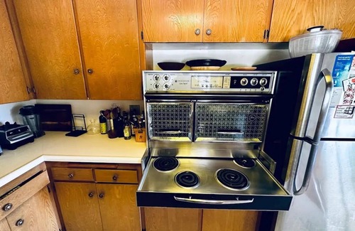Silver Lake House | Charming 2-bedroom house with WiFi, AC in Los Angeles. 1,000 sq feet.