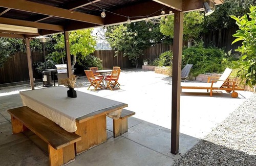 Silver Lake House | Charming 2-bedroom house with WiFi, AC in Los Angeles. 1,000 sq feet.