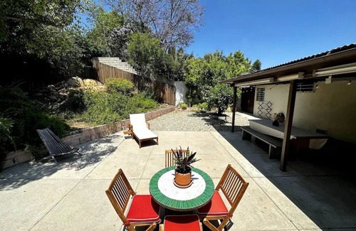 Silver Lake House | Charming 2-bedroom house with WiFi, AC in Los Angeles. 1,000 sq feet.