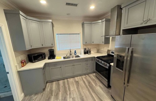 Mar Vista House | Charming 2-bedroom house with WiFi, AC, and laundry in vibrant Mar Vista