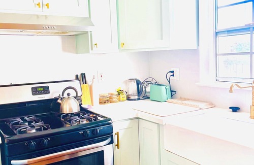 Larchmont House | Charming 2-bedroom Hollywood Cottage - Larchmont Village/Hollywood
