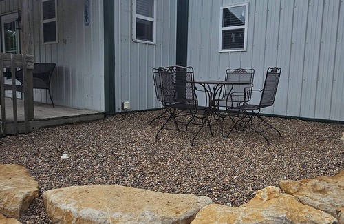 Monroe City Cabin | Charming 2-bedroom cabin near Jellystone Park, Spaulding boat ramp and more!