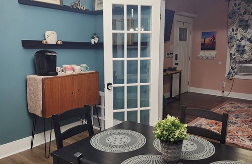 Denver Heights House | Charming 2-bedroom Craftsman bungalow in lovely San Antonio