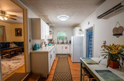 Sevierville Cottage | Charming 2-bedroom cottage in marvelous Sevierville with WiFi, AC