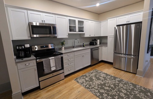 Stockbridge Apartment | Charming 2-bedroom apartment in downtown Stockbridge with AC, WiFi