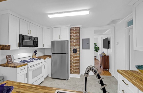 Summerville Cottage | Charming 2-bedroom cottage in Historic Downtown Summerville