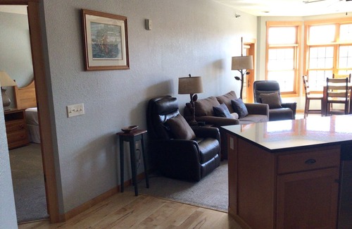 Three Lakes Condo | Charming 2-bedroom condo with AC, WiFi in superb Three Lakes