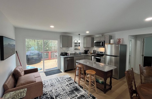 Weaverville House | Charming 2-bedroom house in pleasant Weaverville with AC