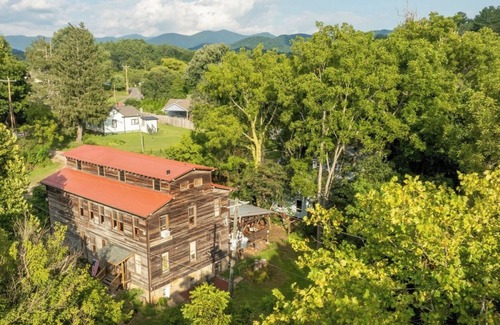 Weaverville House | Charming 2-bedroom house in pleasant Weaverville with AC