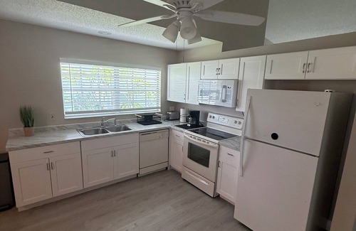 Greater Northdale Condo | Charming 2 BR condo with golf course views in North Tampa! Snowbirds welcome!