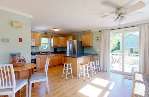 Green Hill House | Charming 2 BR Green Hill Beach Cottage