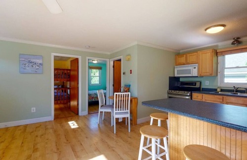 Green Hill House | Charming 2 BR Green Hill Beach Cottage