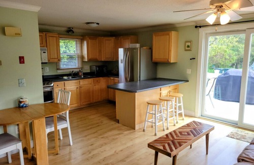 Green Hill House | Charming 2 BR Green Hill Beach Cottage