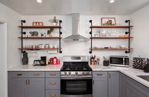 Belmont Shore House | Charming 2-BR Home 3-minute To Belmont Short - Free Parking/Wifi/Pet Friendly