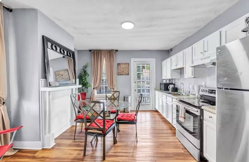 Portsmouth Apartment | Charming 2 BR vintage duplex upstairs apartment in Historic Portsmouth AC & WIFI
