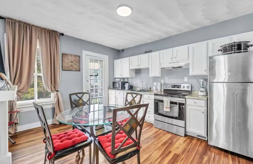 Portsmouth Apartment | Charming 2 BR vintage duplex upstairs apartment in Historic Portsmouth AC & WIFI
